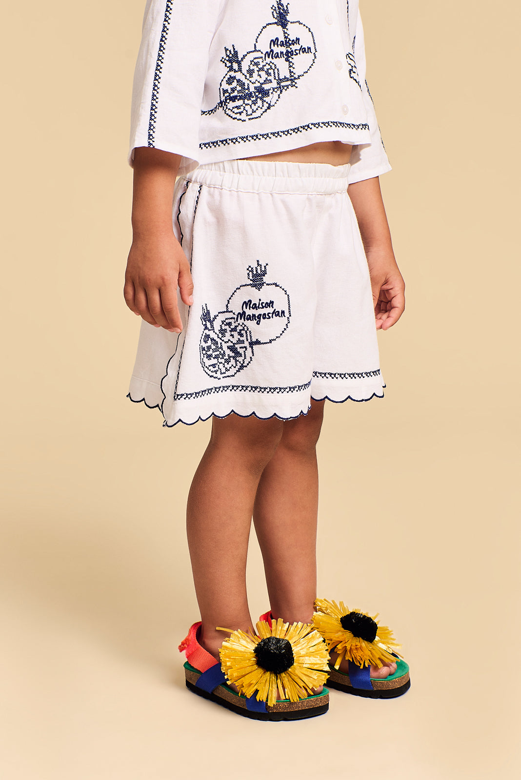 POMEGRANATE EMBROIDERY SHORT WHITE